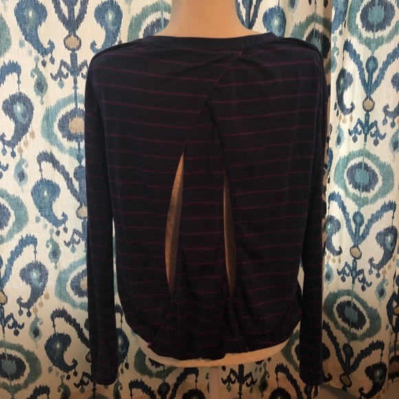 Oakley workout shirt! Cut out back - Picture 2 of 3